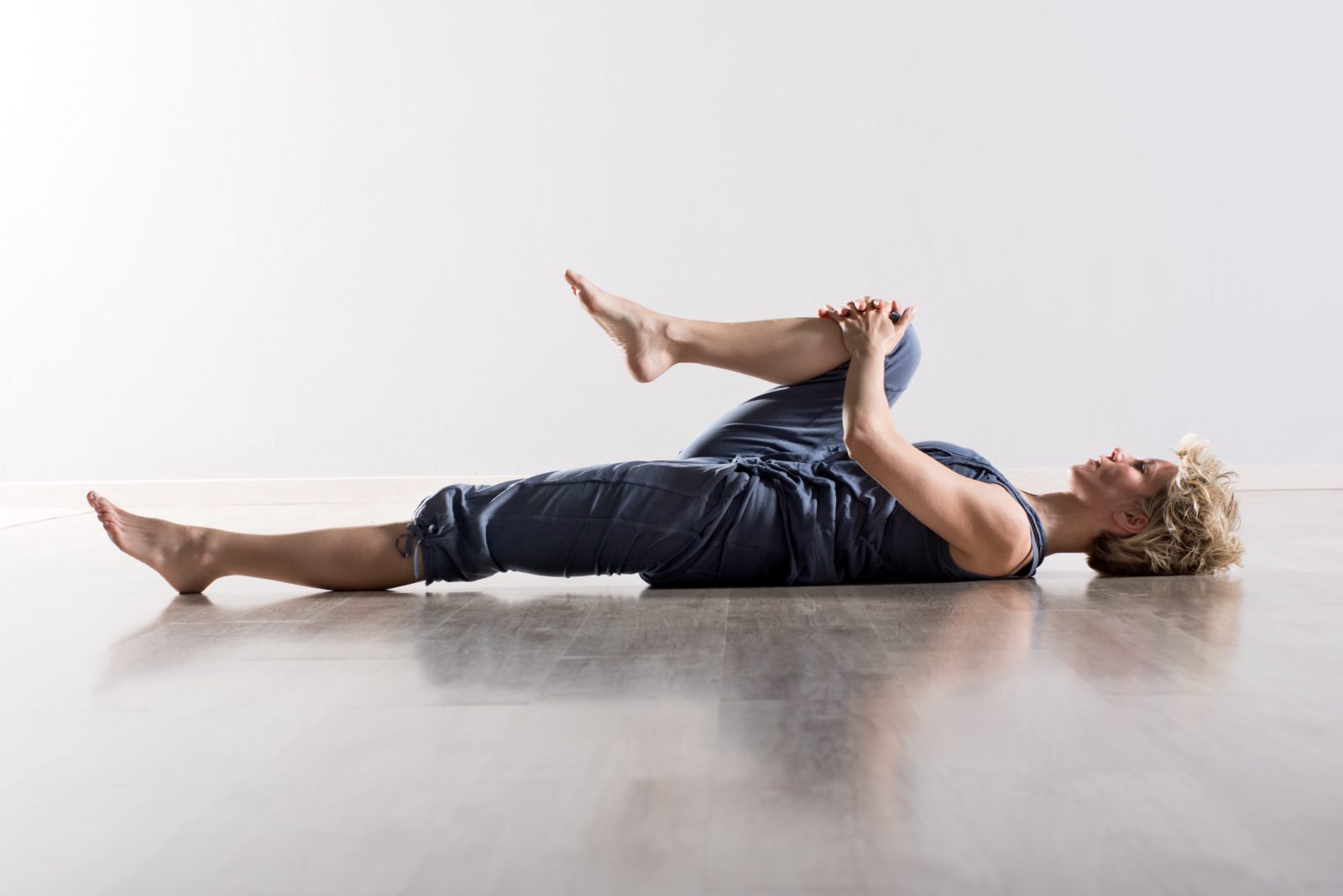 woman doing a knee to chest stretch