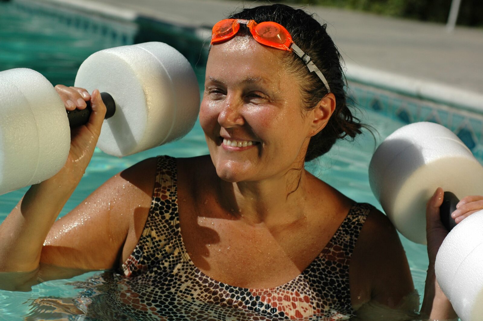 older woman doing water aerobics to lose weight