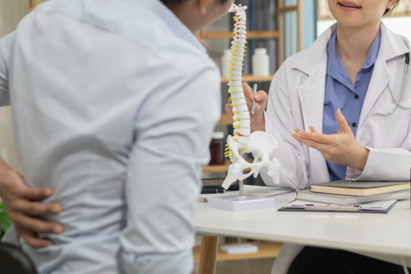 patient experienced pain in the spine and sought advice from a doctor so that the doctor could diagnose and treat the back pain