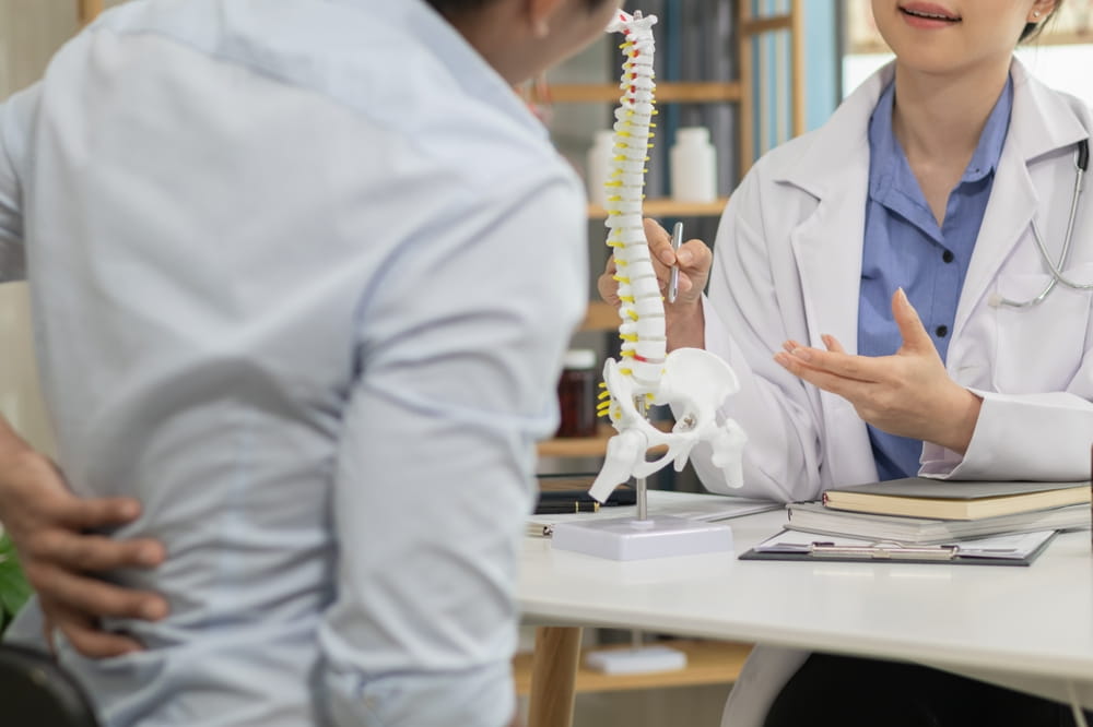 patient experienced pain in the spine and sought advice from a doctor so that the doctor could diagnose and treat the back pain