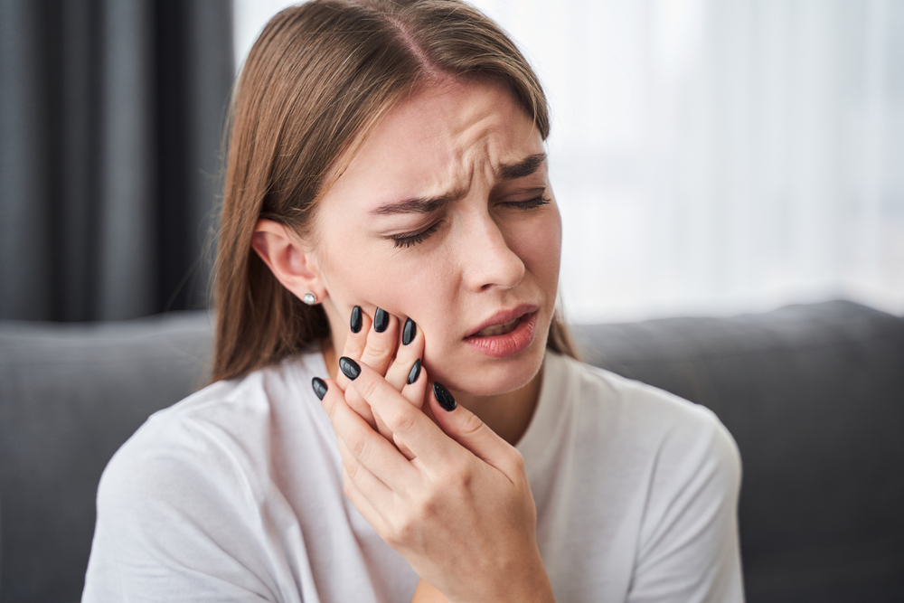 Woman having pain in jaw
