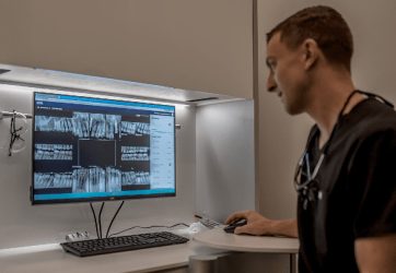dr-looking-at-videa