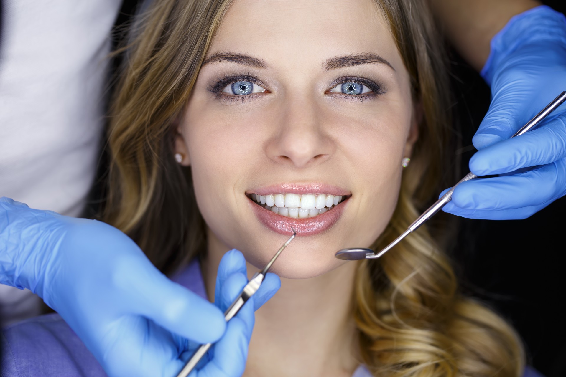 patient undergoes dental checkup