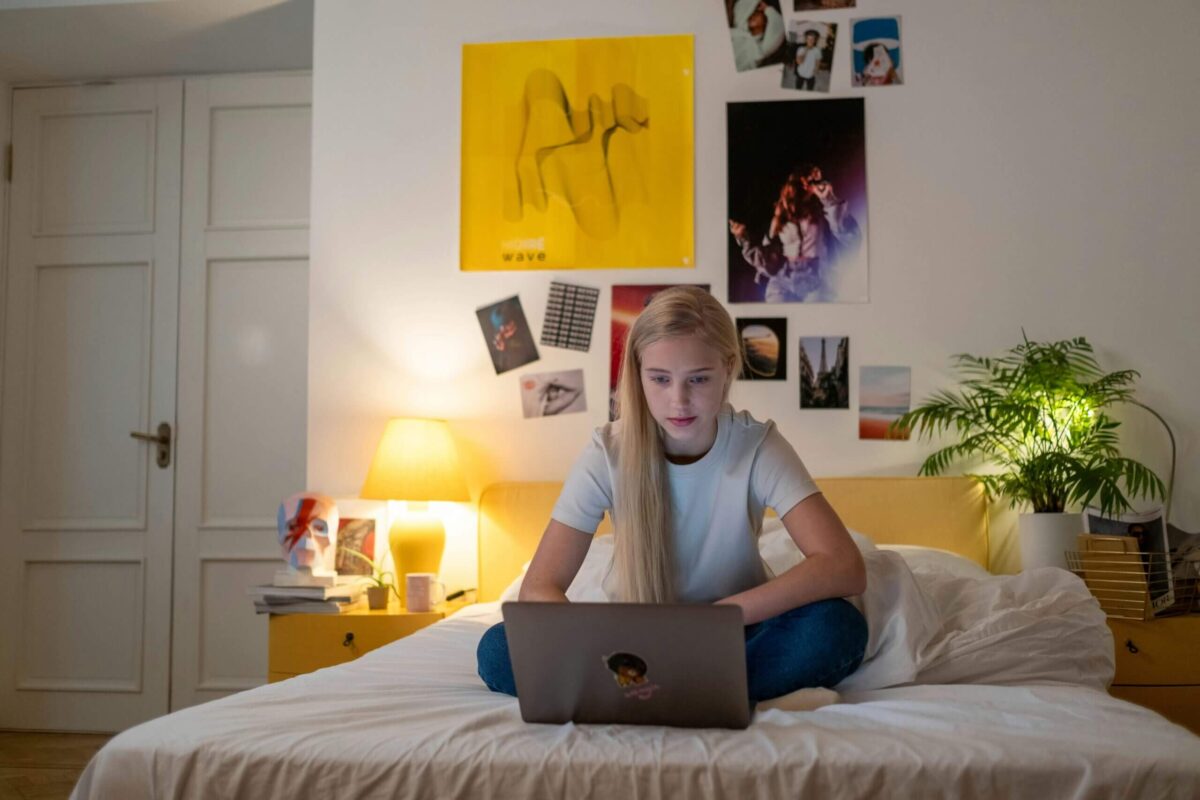 Teen girl participating in a virtual IOP for teens