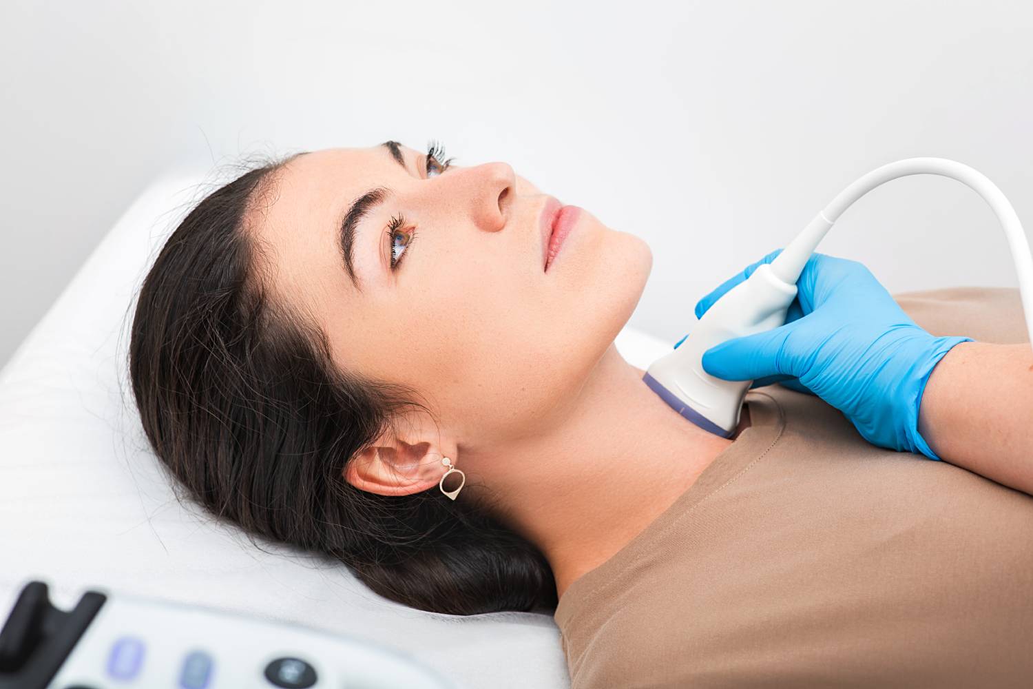 Woman patient receives thyroid diagnostics