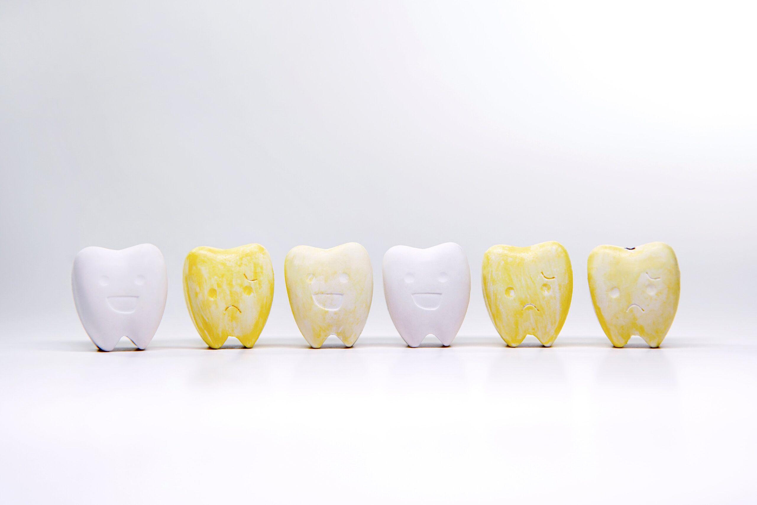 Yellow teeth and whitening teeth model, Yellow teeth that cause a loss of confidence to smile
