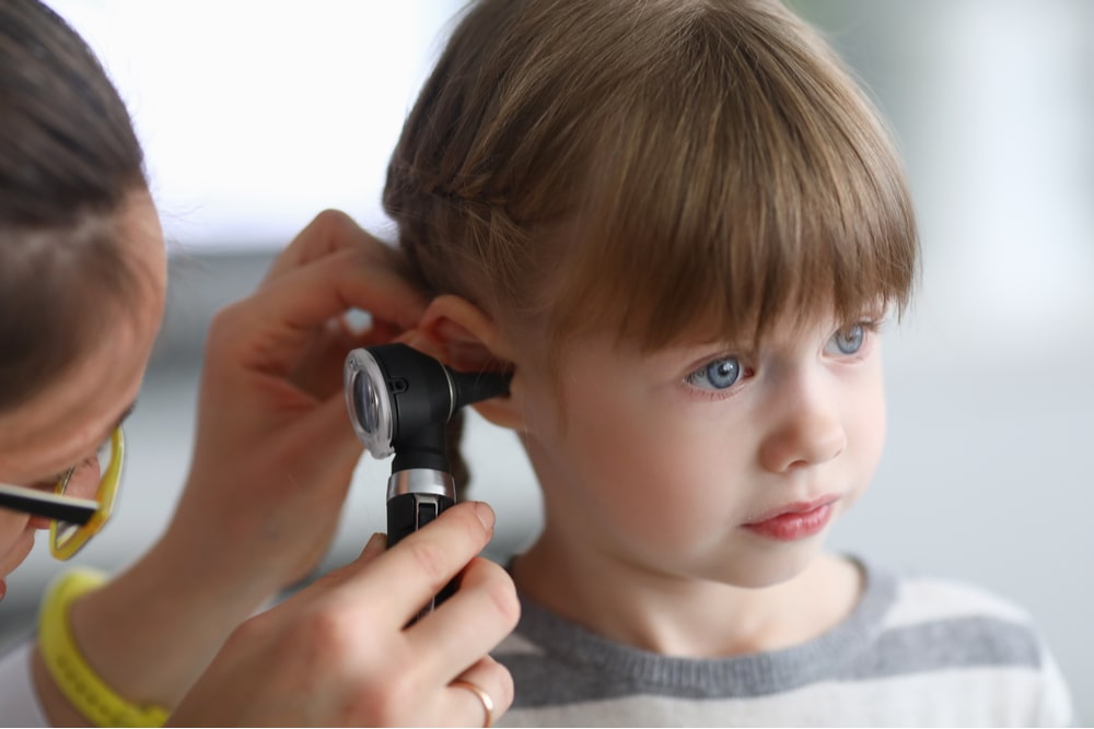 Otorhinolaryngologic examines little girl's ear