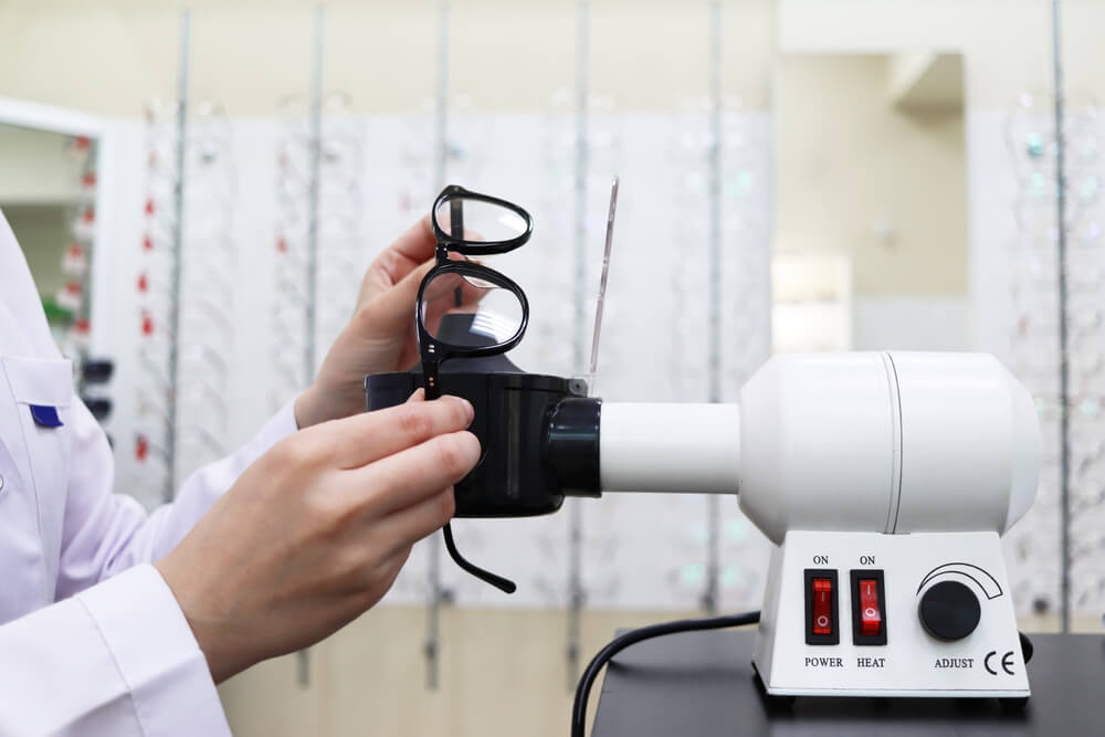 Straightening the frame of glasses with a Optical hair dryer