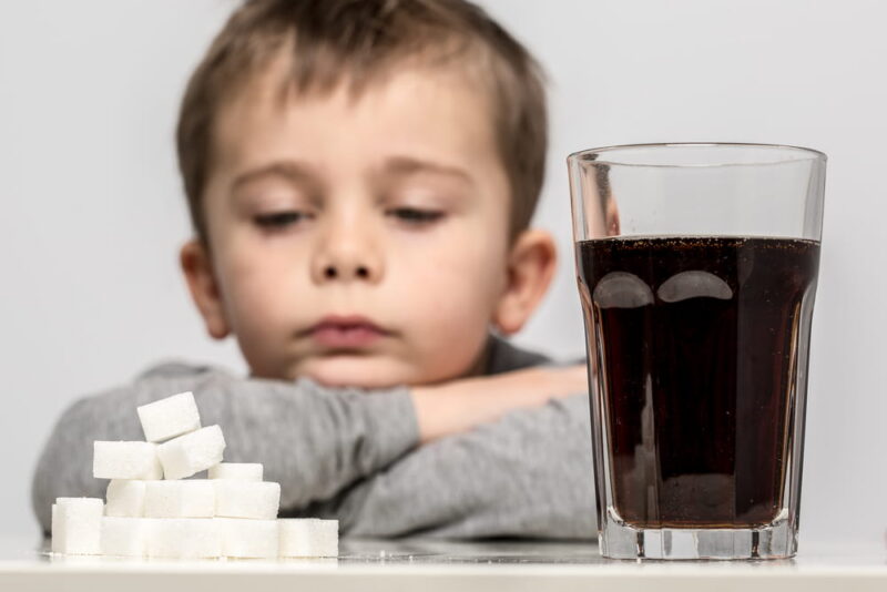 Blogs 1 used to demonstrate the concept of Blogs Glass full of soft drink, next to it is the amount of sugar used in it